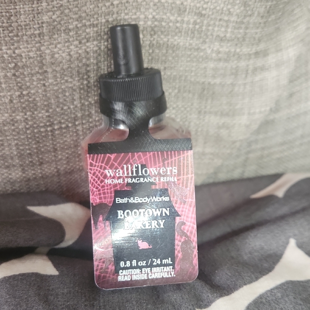 Bath & Body Works Bootown Bakery Wallfliwers Fragrance Refill - Picture 3 of 4